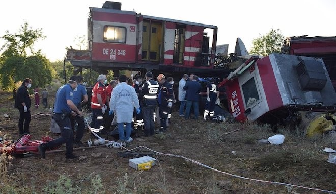 Trenler kafa kafaya çarpıştı! Ölü ve yaralılar var